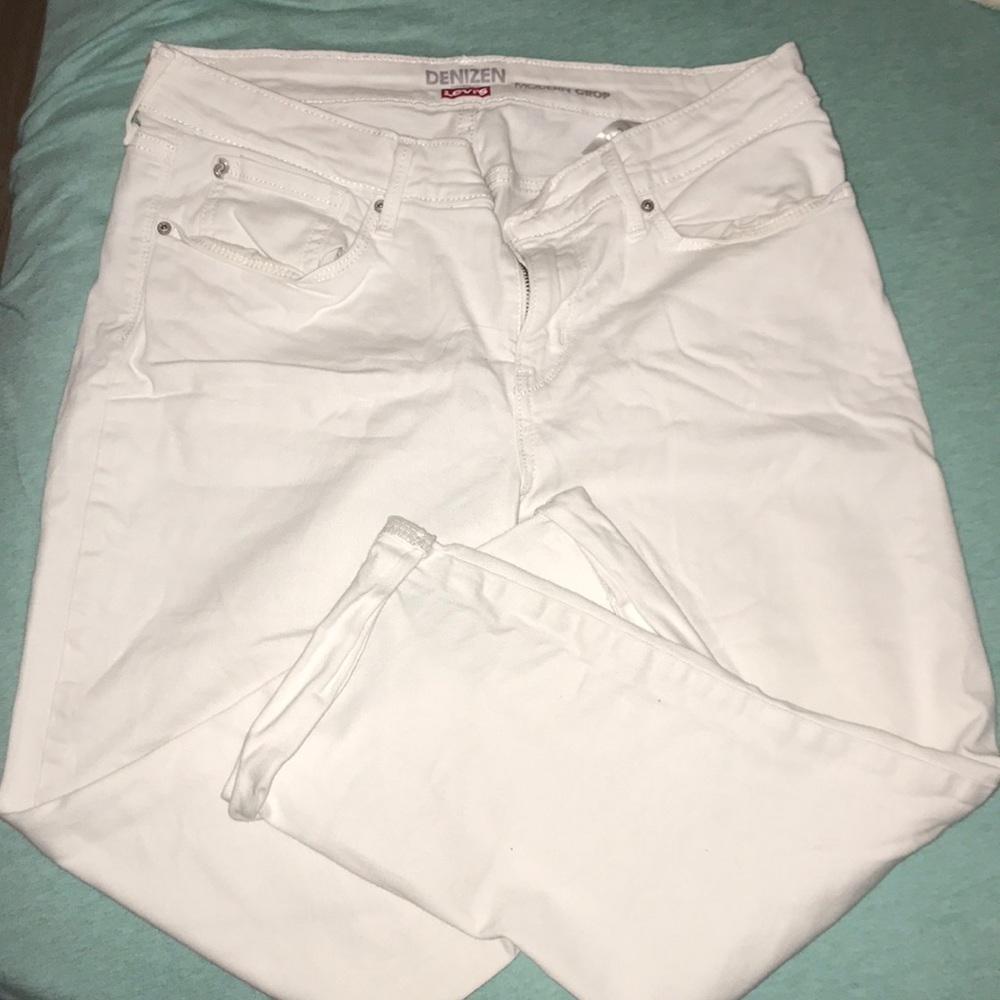 Levi’s White Jean Crops